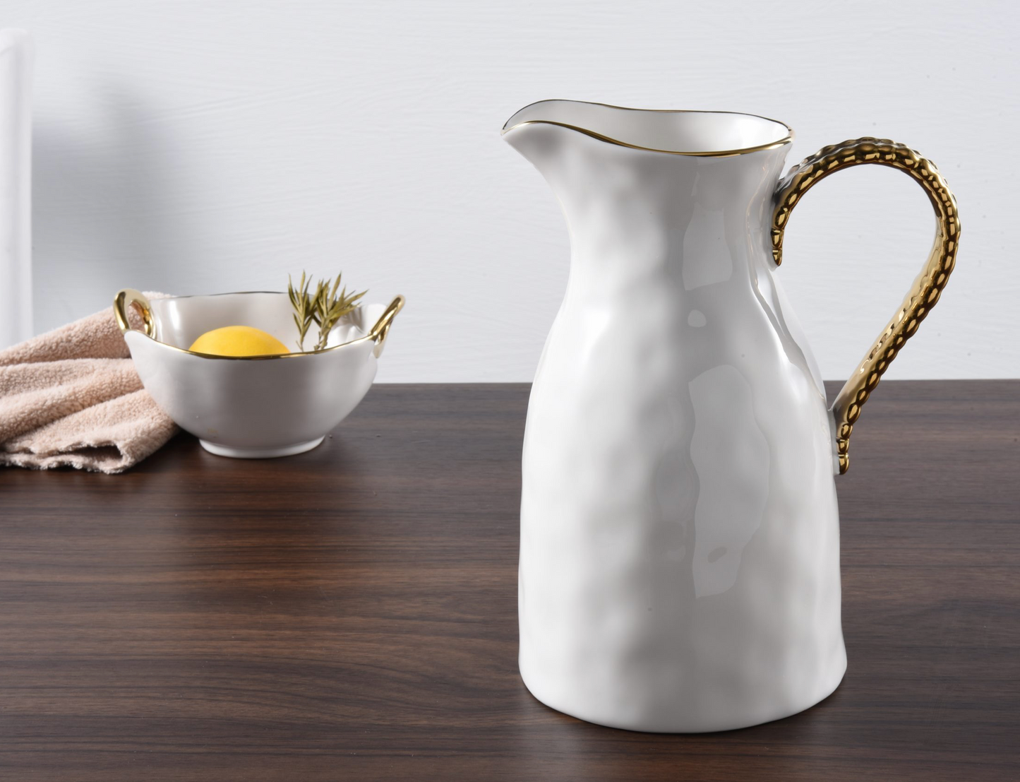 Jarra de agua dorada